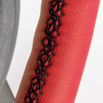 Оплетка на руль  (M) экокожа красно-черная сшиваемая (нитка в комплекте)